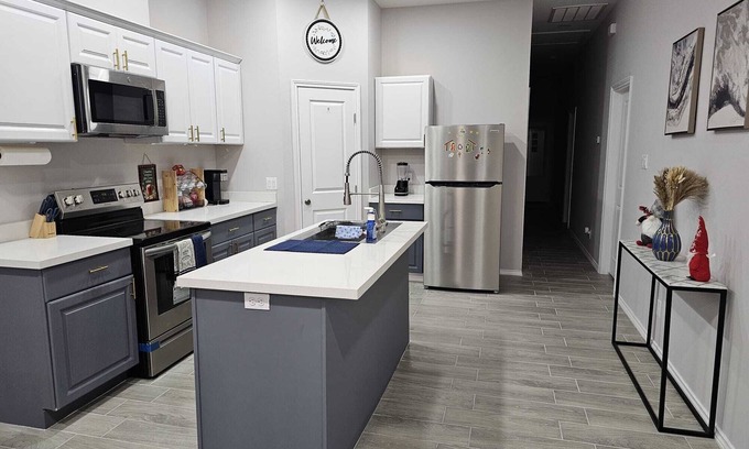 Mission House | Beautiful Home at Mission near Stores n More
