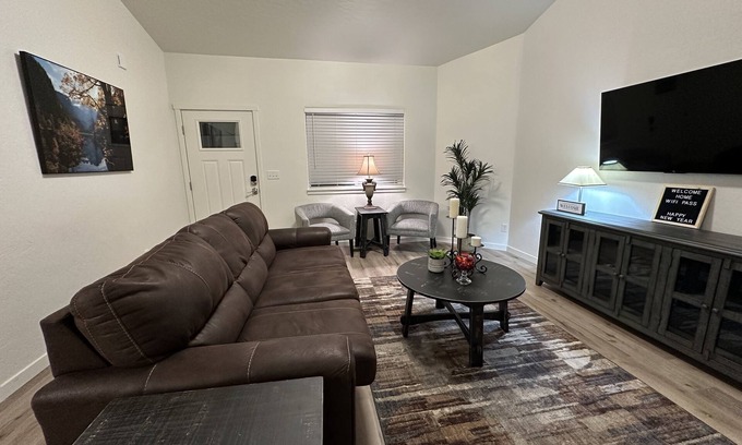 Montrose House | Beautiful Home Close to River Parks , Airport & Downtown. Pet-Friendly!