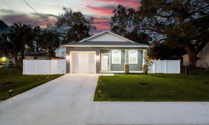 Tampa House | Beautiful Home I Close to Everything I Fenced Yard