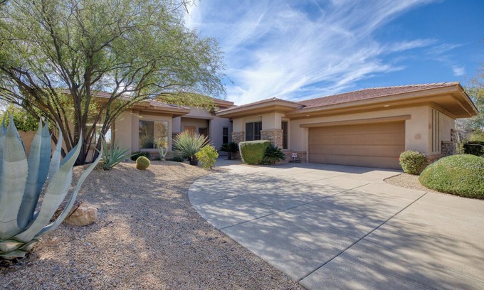 Pinnacle Peak House | Beautiful Home in gated community of Bellasera. Two Bedroom and a Den.
