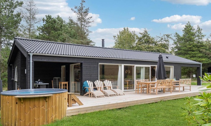 Hojby House | Beautiful home in Højby with sauna