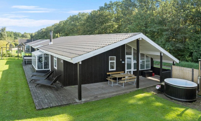 Pøt Strandby House | Beautiful home in Juelsminde with sauna