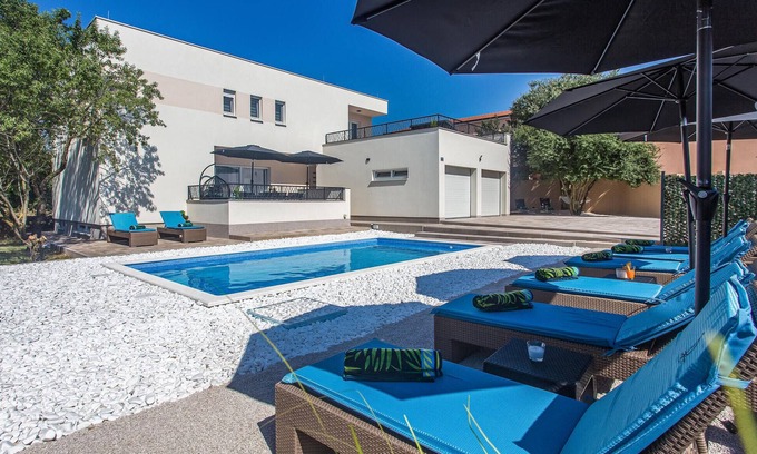 Dicmo House | Beautiful home in Kraj with WiFi