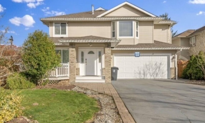 Langley House | Beautiful Home in Langley with Huge Patio