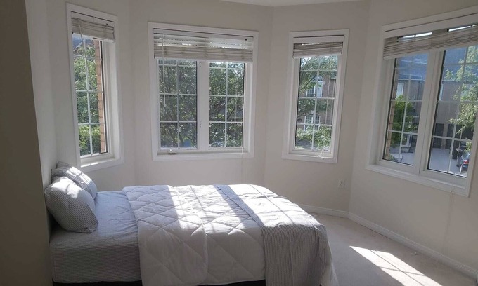 Newmarket House | Beautiful Home in Newmarket, Ontario, 5 minutes from big plaza