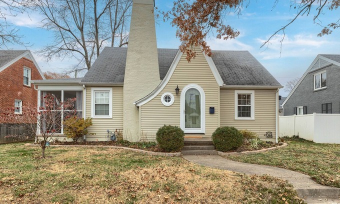 Owensboro Cottage | Beautiful Home in Owensboro. Self checkin-Great location-Screened porch