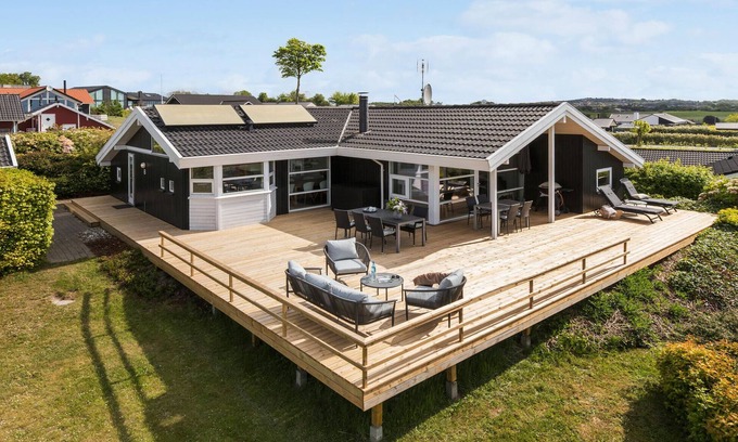 Ronde House | Beautiful home in Rønde with kitchen