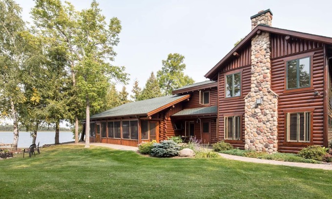 Walker House | Beautiful Home just 25' from shoreline of Leech Lake just 5 minutes from Walker