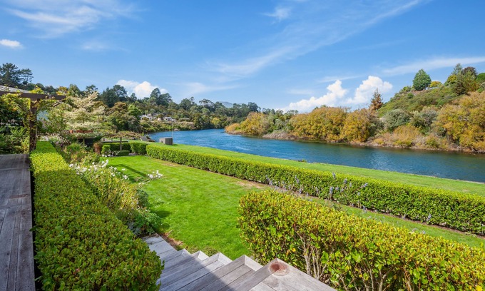 Rangatira Park House | Beautiful Home on the River, Hot-Tub - Close to Town