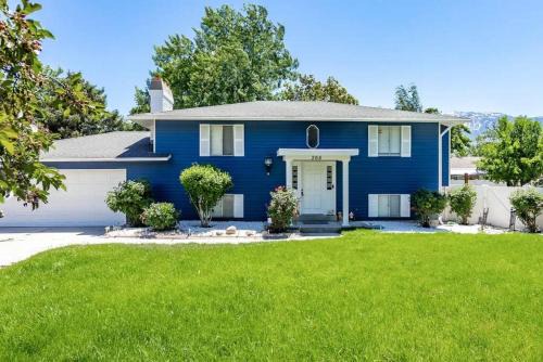 Sandy House | Beautiful Home with Mountain Views