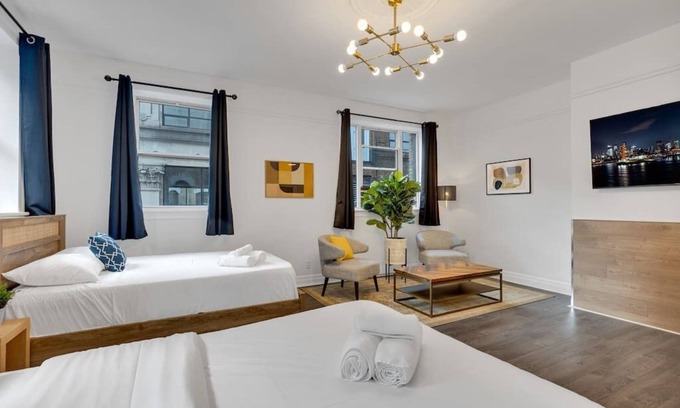 Quartier des Spectacles Hotel | Beautiful Hotel Room sleeps 4- AAA Location
