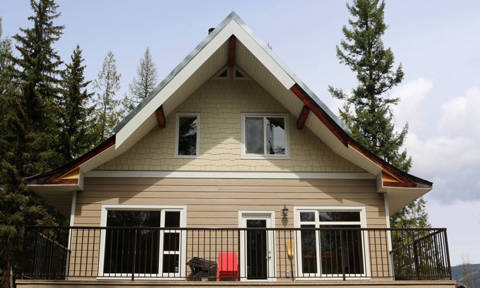 Lumby House | Beautiful house with private lake and ultimate privacy - Hideaway Chalet