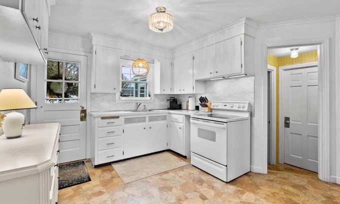 Clinton House | Beautiful house in private beach community with pools, pickleball courts, etc