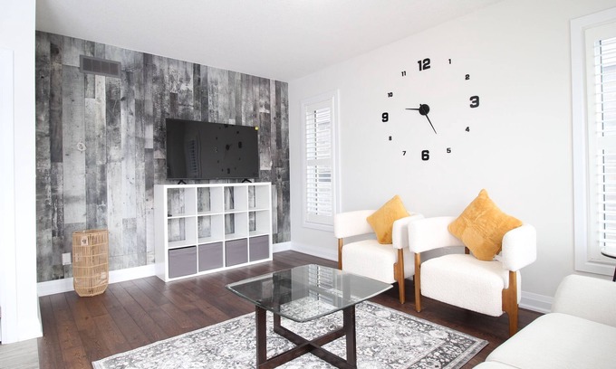 Rosemount House | Beautiful House Near Grand River & Kiwanis Park