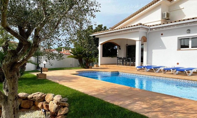 L'Escala House | Beautiful house of high standing of 220 m 2 facing south with private pool