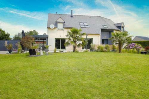 Epiniac House | Beautiful house with terrace and garden