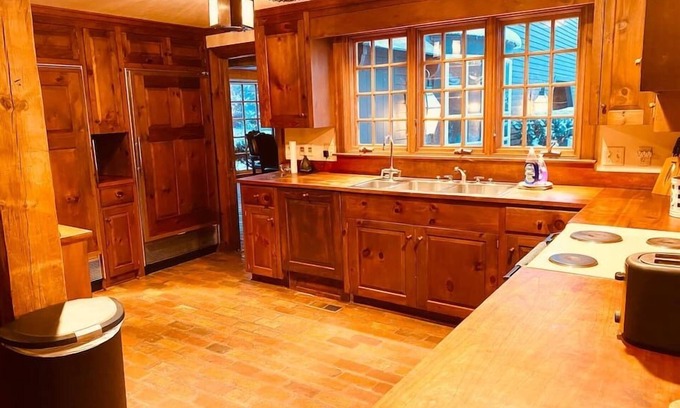 Lincoln House | Beautiful in town acreage