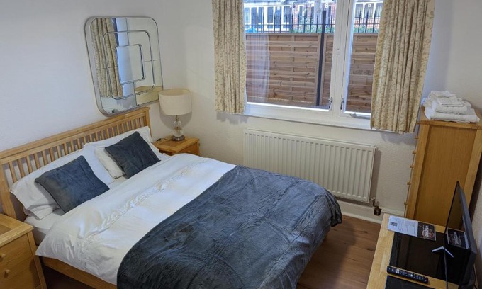 Coldharbour Apartment | Beautiful independent apartment in London UK