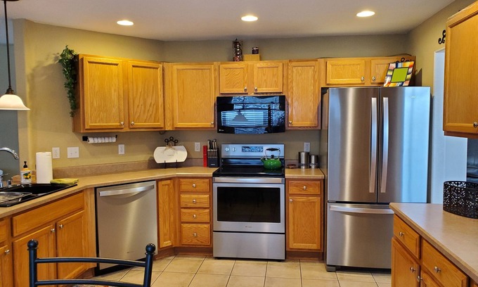 The Pinery House | Beautiful inviting comfy home w/views near horse park