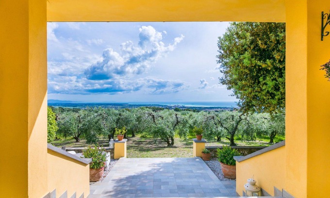 Rosignano Marittimo Apartment | Beautiful apartment for 4 people with WIFI, TV, terrace, pets allowed, panoramic view and parking