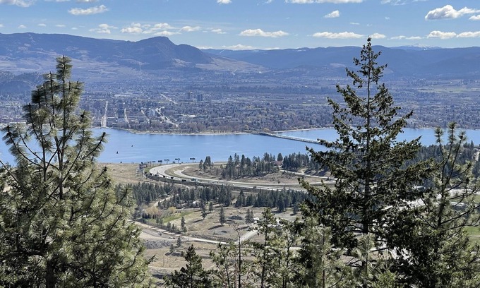 West Kelowna Estates House | Beautiful Kelowna Private Guesthouse - Panoramic Lake views! License number 9031