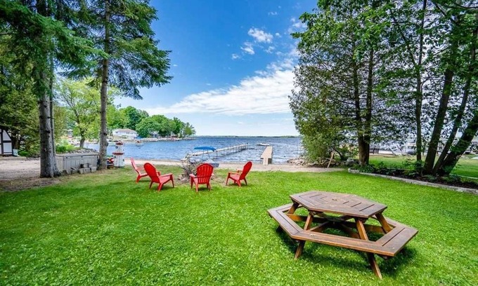 Victoria Harbour Cottage | Beautiful lakefront 5 (3+2)bedroom cottage ~ sleeps 12