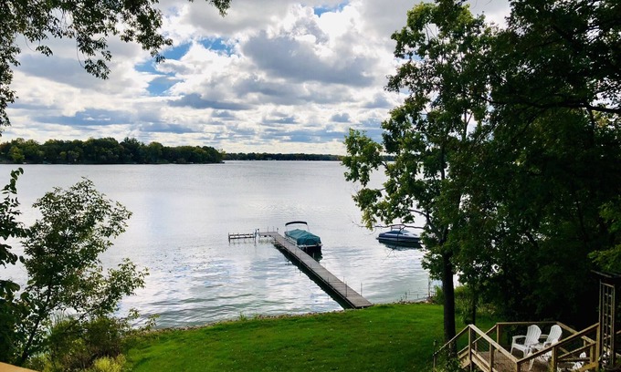 Grandy House | BEAUTIFUL LAKE CABIN with Amazing Views! Only 1 hour from Mpls St.Paul! RELAX