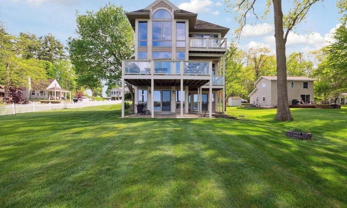 Clarklake House | Beautiful Lake Front House on Clark Lake with a Large Yard! Sleeps 20+