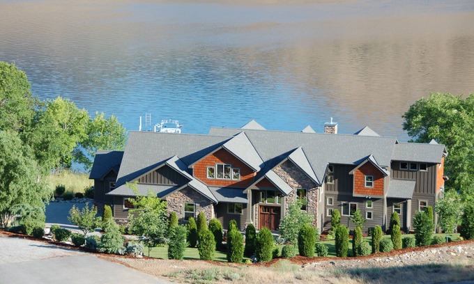 Monitor Cabin | Beautiful Lake Front Vacation Home--Sleeps 11