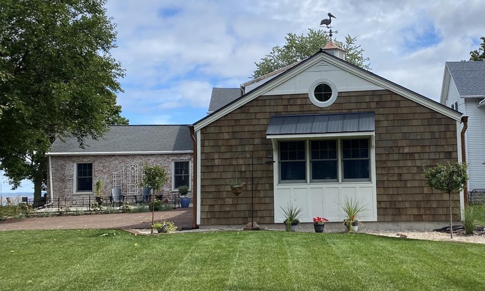 Oshkosh House | Beautiful lake home near Menominee Park on Lake Winnebago