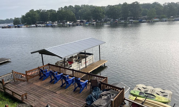 Monticello House | Beautiful lake house with something for everyone