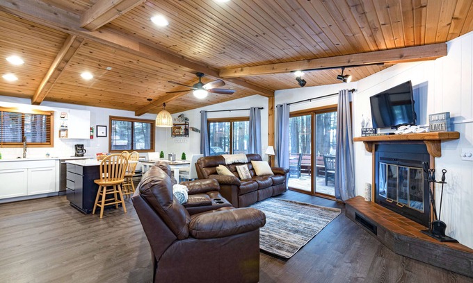 Lake Delton House | Beautiful Lake View Cabin with Private Beaches