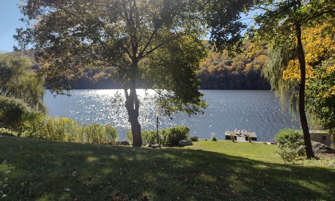 New Fairfield House | Beautiful Lakefront Retreat with Private Dockn