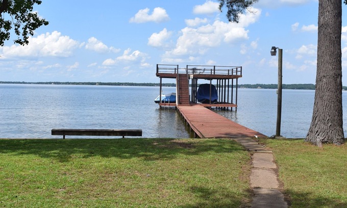 Cedar Creek Reservoir House | Beautiful Lakefront Getaway on Cedar Creek Lake
