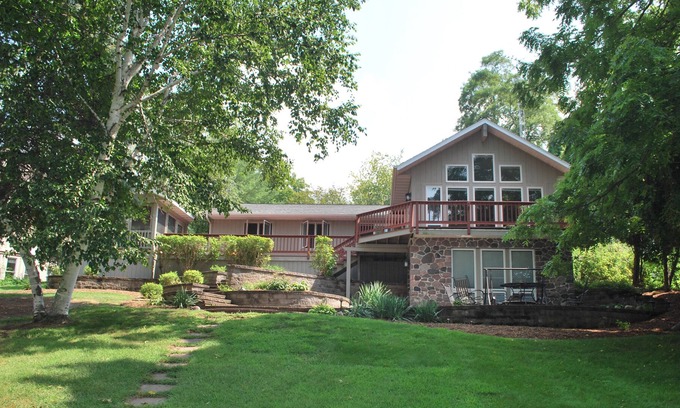 Markesan House | Beautiful lakefront Green Lake home located on prestigious Emerald Shores
