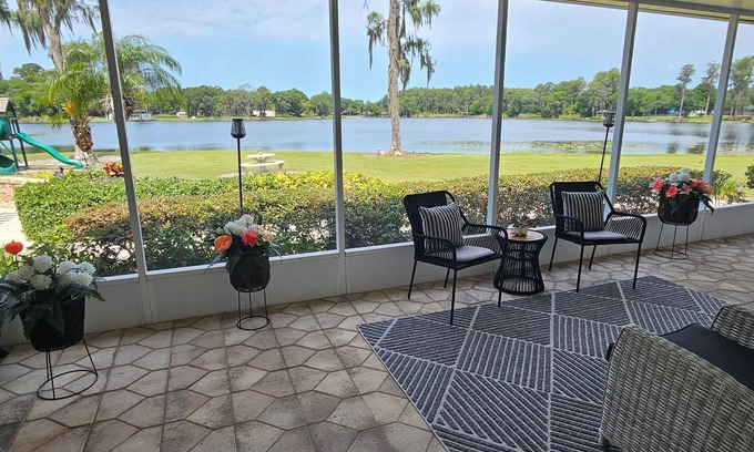Odessa House | BEAUTIFUL LAKEFRONT GUEST HOME.
