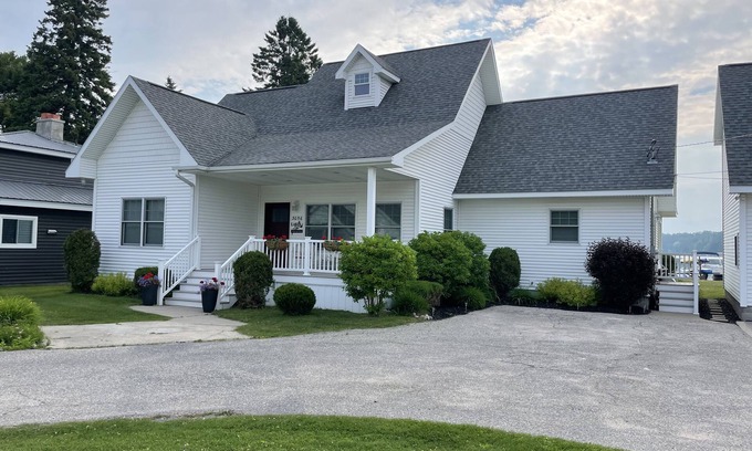 Conway House | Beautiful Lakefront Home- Crooked Lk-Petoskey/Harbor Springs/Nubs- boat/bike/ski
