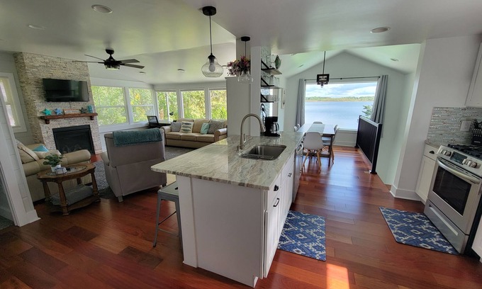 Vicksburg House | Beautiful lakefront property on Barton Lake!