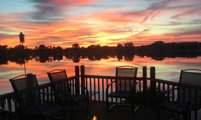 Marshall House | Beautiful lakefront, sunsets, Golf available -