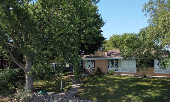 Saint James House | Beautiful lakefront 3 bedroom 2 bathroom home.