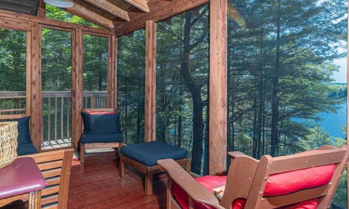 Sharbot Lake Cottage | Beautiful Lakehouse - the Perfect Family Vacation.
