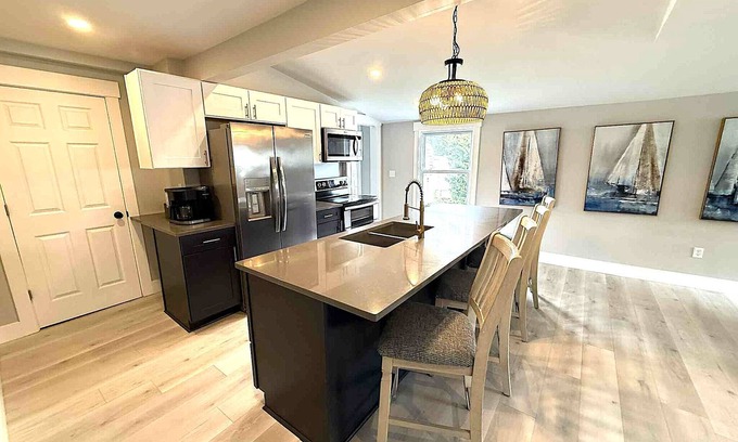 Huron House | Beautiful Lakehouse close to everything!