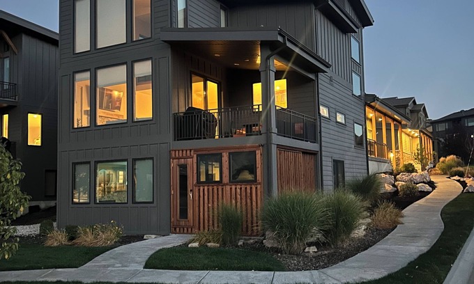 Ogden House | Beautiful Lakehouse on Pineview Reservoir near 3 ski resorts
