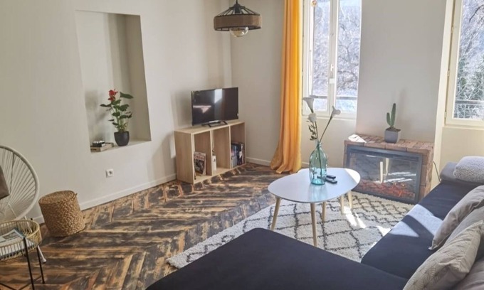 Le Lauzet-Ubaye Apartment | Beautiful lakeside apartment close to the ski resort