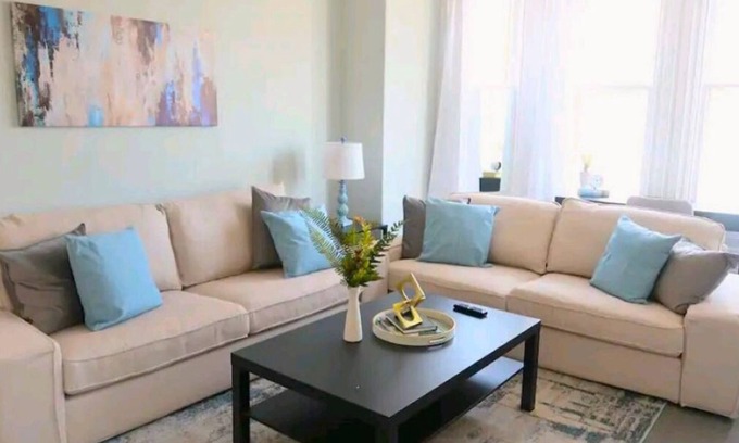 Barrie House | Beautiful Lakeside Heritage Home in BarrienBright and Spacious Stay