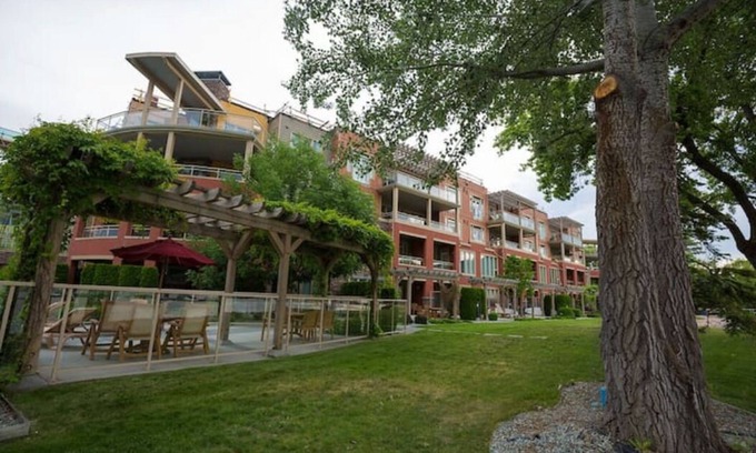 Vernon Condo | Beautiful LAKESIDE RESORT CONDO - Okanagan Lake
