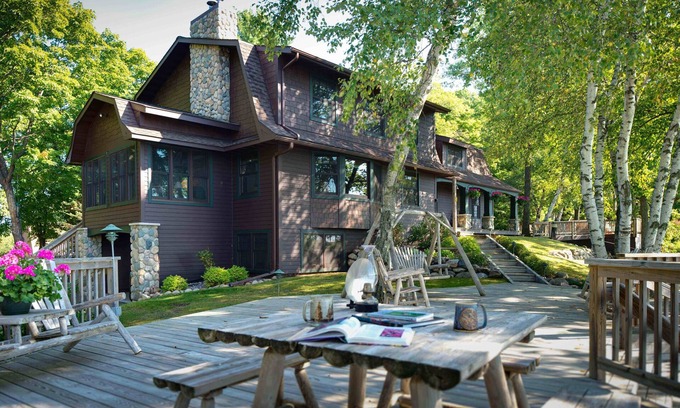 Brainerd House | Beautiful Lakeside Retreat