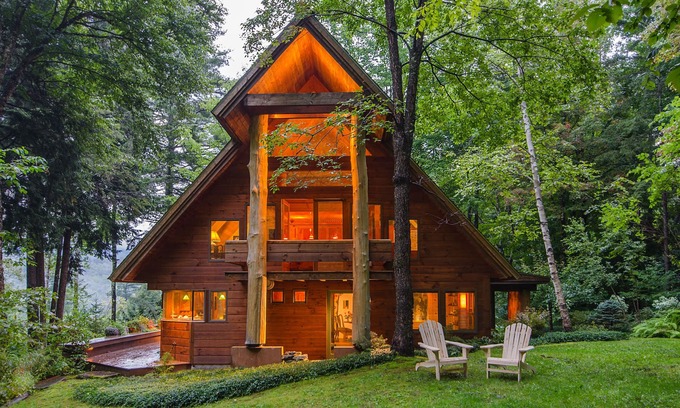 Warren Cabin | Beautiful lodge with furnished deck and views - near skiing