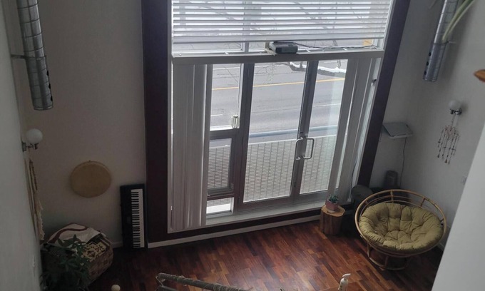 Willowdale Apartment | Beautiful loft right by the subway