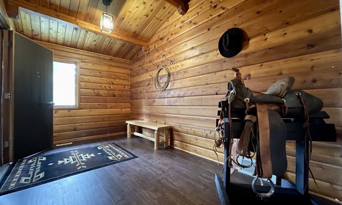 Calgary House | Beautiful log home, 6 minutes from Kananaskis
